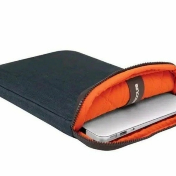 Incase 11” Inch MacBook New - Picture 2 of 4